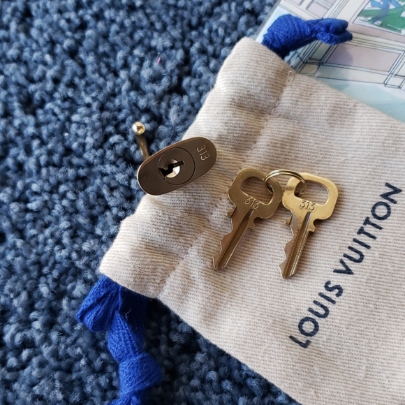 Louis Vuitton Lock & 2 Keys w/ Dustbag -LV Padlock - Picture 5 of 6
